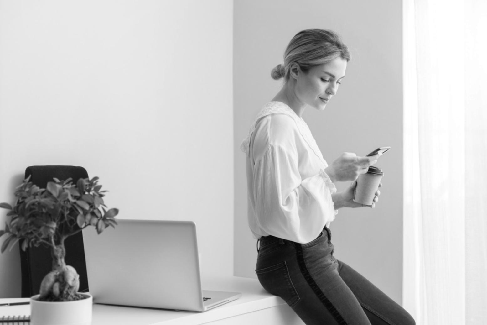 Expert en analyse économique travaillant sur des données financières