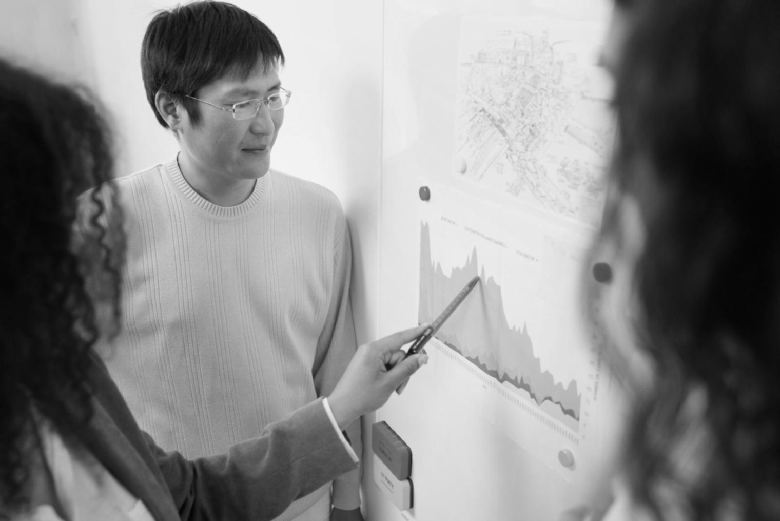 Étudiants travaillant sur des analyses économiques avancées