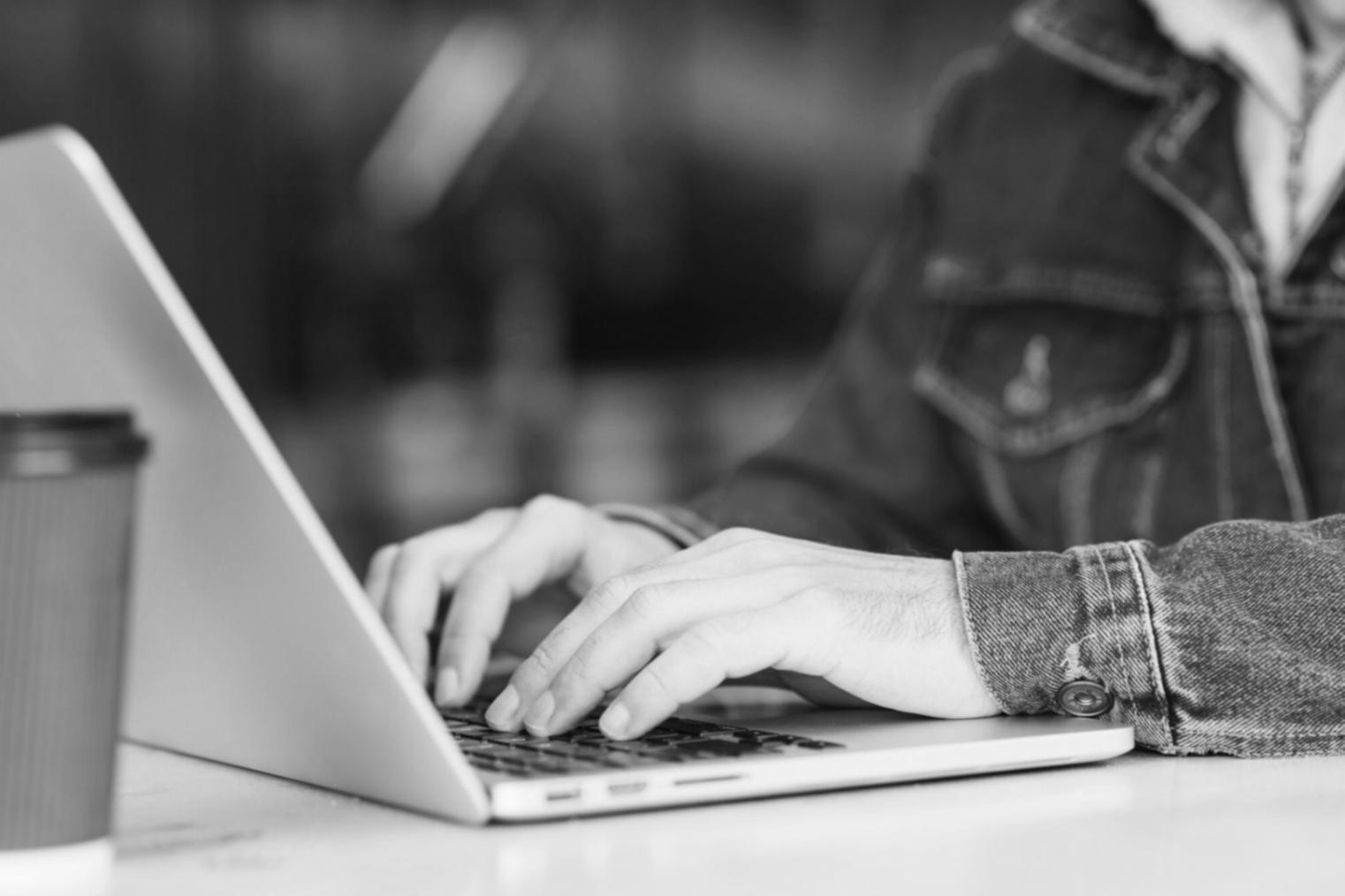 Session d'analyse des indicateurs économiques avec graphiques et données financières