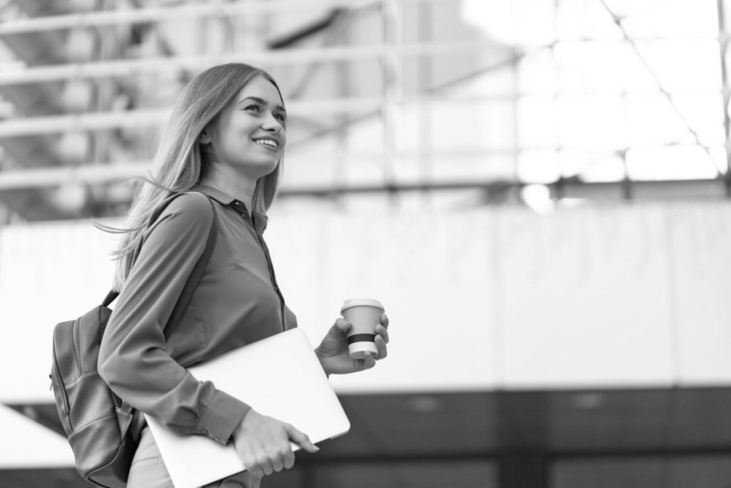 Analyse de données financières et graphiques économiques sur écran d'ordinateur